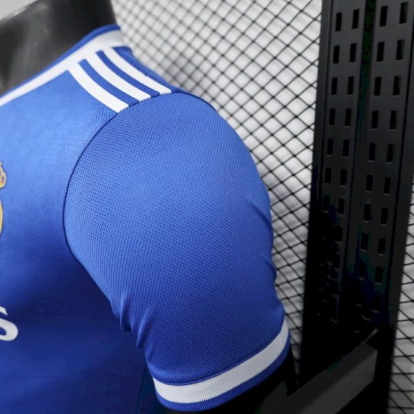 ⁦قميص ريال مدريد 2025/26 الثالث نسخة اللاعبيين⁩ - الصورة ⁦9⁩