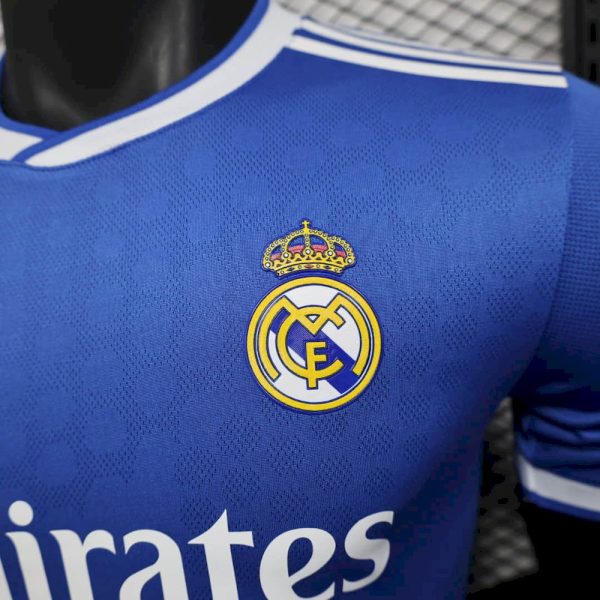 ⁦قميص ريال مدريد 2025/26 الثالث نسخة اللاعبيين⁩ - الصورة ⁦7⁩