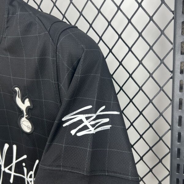 Men's Tottenham Hotspur 2025/26 Stray Kids x London, England Limited Edition  Jersey - Image 4